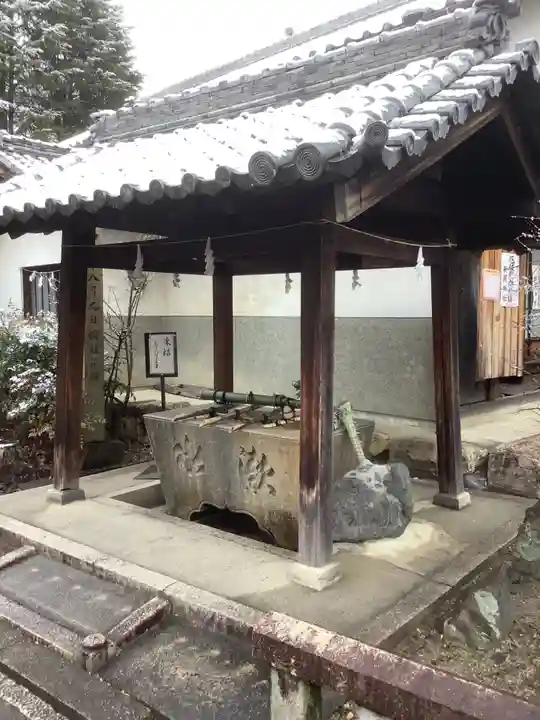 新羅神社の手水舎