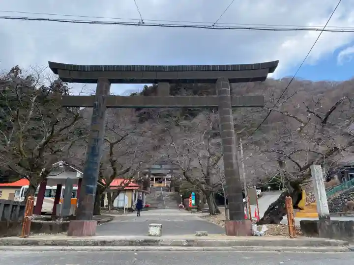 藤原町護国神社の{uncategorized: "未分類", other: "その他", undefined: "問題あり", building: "その他建物", grave: "お墓", sacred_gate: "鳥居", guardian: "狛犬", statue: "像", buddha: "仏像", history: "歴史", nature: "自然", garden: "庭園", animal: "動物", pagoda: "塔", temizu: "手水舎", mountain_gate: "山門・神門", sanctuary: "本殿・本堂", subordinate: "末社・摂社", art: "芸術", scenery: "景色", jizo: "地蔵", ema: "絵馬", goshuin: "御朱印", omikuji: "おみくじ", items: "授与品その他", amulet: "お守り", goshuincho: "御朱印帳", eats: "食事", festival: "お祭り", votive_dance: "神楽", shichigosan: "七五三参", wedding: "結婚式", experience: "体験その他", initially: "初詣", around: "周辺", anti_infection: "感染症対策"}