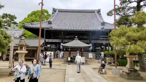 葛井寺の{uncategorized: "未分類", other: "その他", undefined: "問題あり", building: "その他建物", grave: "お墓", sacred_gate: "鳥居", guardian: "狛犬", statue: "像", buddha: "仏像", history: "歴史", nature: "自然", garden: "庭園", animal: "動物", pagoda: "塔", temizu: "手水舎", mountain_gate: "山門・神門", sanctuary: "本殿・本堂", subordinate: "末社・摂社", art: "芸術", scenery: "景色", jizo: "地蔵", ema: "絵馬", goshuin: "御朱印", omikuji: "おみくじ", items: "授与品その他", amulet: "お守り", goshuincho: "御朱印帳", eats: "食事", festival: "お祭り", votive_dance: "神楽", shichigosan: "七五三参", wedding: "結婚式", experience: "体験その他", initially: "初詣", around: "周辺", anti_infection: "感染症対策"}