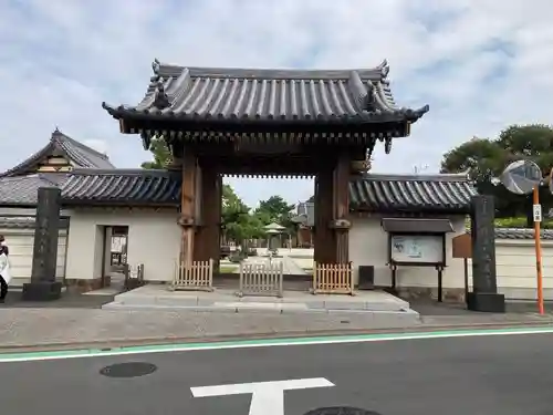 南蔵院の山門