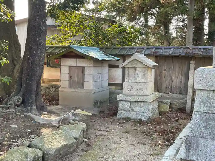 八幡社の{uncategorized: "未分類", other: "その他", undefined: "問題あり", building: "その他建物", grave: "お墓", sacred_gate: "鳥居", guardian: "狛犬", statue: "像", buddha: "仏像", history: "歴史", nature: "自然", garden: "庭園", animal: "動物", pagoda: "塔", temizu: "手水舎", mountain_gate: "山門・神門", sanctuary: "本殿・本堂", subordinate: "末社・摂社", art: "芸術", scenery: "景色", jizo: "地蔵", ema: "絵馬", goshuin: "御朱印", omikuji: "おみくじ", items: "授与品その他", amulet: "お守り", goshuincho: "御朱印帳", eats: "食事", festival: "お祭り", votive_dance: "神楽", shichigosan: "七五三参", wedding: "結婚式", experience: "体験その他", initially: "初詣", around: "周辺", anti_infection: "感染症対策"}