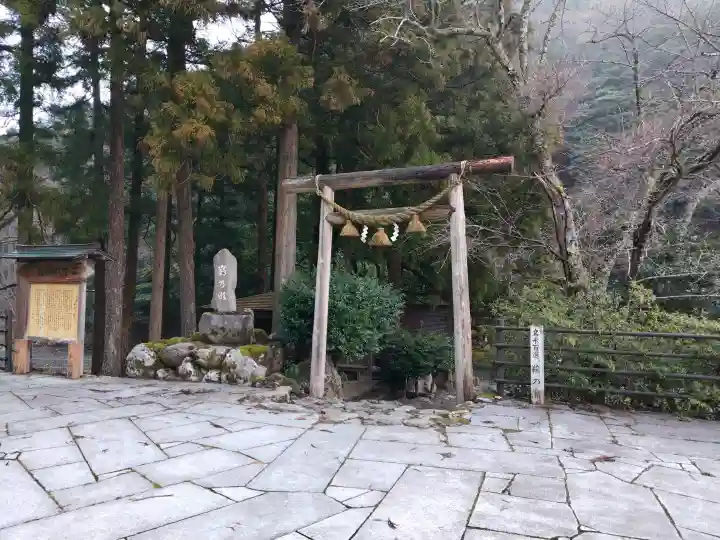 白石神社(若狭彦神社境外末社)の{uncategorized: "未分類", other: "その他", undefined: "問題あり", building: "その他建物", grave: "お墓", sacred_gate: "鳥居", guardian: "狛犬", statue: "像", buddha: "仏像", history: "歴史", nature: "自然", garden: "庭園", animal: "動物", pagoda: "塔", temizu: "手水舎", mountain_gate: "山門・神門", sanctuary: "本殿・本堂", subordinate: "末社・摂社", art: "芸術", scenery: "景色", jizo: "地蔵", ema: "絵馬", goshuin: "御朱印", omikuji: "おみくじ", items: "授与品その他", amulet: "お守り", goshuincho: "御朱印帳", eats: "食事", festival: "お祭り", votive_dance: "神楽", shichigosan: "七五三参", wedding: "結婚式", experience: "体験その他", initially: "初詣", around: "周辺", anti_infection: "感染症対策"}