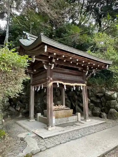 往馬坐伊古麻都比古神社の手水舎