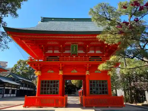 穴八幡宮の山門