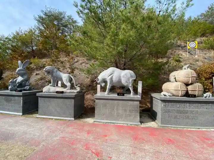 白崎八幡宮の{uncategorized: "未分類", other: "その他", undefined: "問題あり", building: "その他建物", grave: "お墓", sacred_gate: "鳥居", guardian: "狛犬", statue: "像", buddha: "仏像", history: "歴史", nature: "自然", garden: "庭園", animal: "動物", pagoda: "塔", temizu: "手水舎", mountain_gate: "山門・神門", sanctuary: "本殿・本堂", subordinate: "末社・摂社", art: "芸術", scenery: "景色", jizo: "地蔵", ema: "絵馬", goshuin: "御朱印", omikuji: "おみくじ", items: "授与品その他", amulet: "お守り", goshuincho: "御朱印帳", eats: "食事", festival: "お祭り", votive_dance: "神楽", shichigosan: "七五三参", wedding: "結婚式", experience: "体験その他", initially: "初詣", around: "周辺", anti_infection: "感染症対策"}