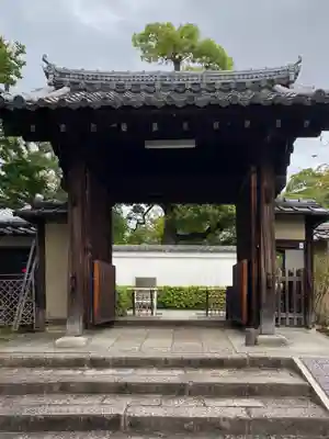 養徳院の山門・神門