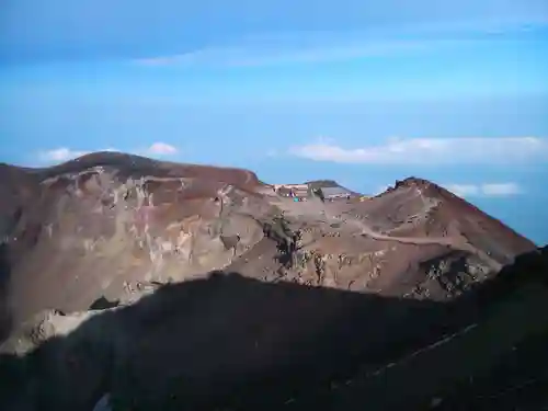 富士山頂上浅間大社奥宮の景色