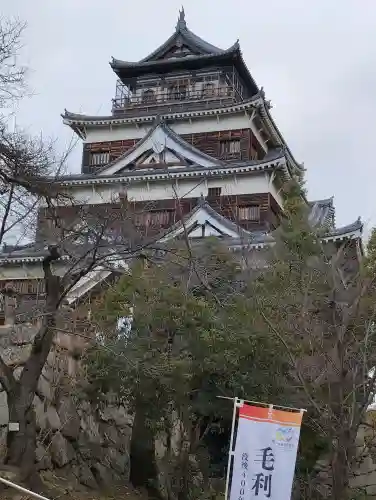 廣島護國神社の{uncategorized: "未分類", other: "その他", undefined: "問題あり", building: "その他建物", grave: "お墓", sacred_gate: "鳥居", guardian: "狛犬", statue: "像", buddha: "仏像", history: "歴史", nature: "自然", garden: "庭園", animal: "動物", pagoda: "塔", temizu: "手水舎", mountain_gate: "山門・神門", sanctuary: "本殿・本堂", subordinate: "末社・摂社", art: "芸術", scenery: "景色", jizo: "地蔵", ema: "絵馬", goshuin: "御朱印", omikuji: "おみくじ", items: "授与品その他", amulet: "お守り", goshuincho: "御朱印帳", eats: "食事", festival: "お祭り", votive_dance: "神楽", shichigosan: "七五三参", wedding: "結婚式", experience: "体験その他", initially: "初詣", around: "周辺", anti_infection: "感染症対策"}