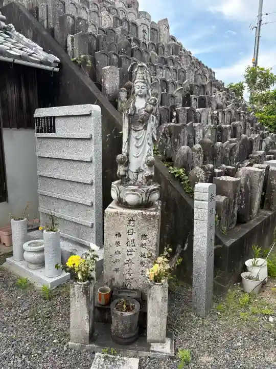 遍照寺の{uncategorized: "未分類", other: "その他", undefined: "問題あり", building: "その他建物", grave: "お墓", sacred_gate: "鳥居", guardian: "狛犬", statue: "像", buddha: "仏像", history: "歴史", nature: "自然", garden: "庭園", animal: "動物", pagoda: "塔", temizu: "手水舎", mountain_gate: "山門・神門", sanctuary: "本殿・本堂", subordinate: "末社・摂社", art: "芸術", scenery: "景色", jizo: "地蔵", ema: "絵馬", goshuin: "御朱印", omikuji: "おみくじ", items: "授与品その他", amulet: "お守り", goshuincho: "御朱印帳", eats: "食事", festival: "お祭り", votive_dance: "神楽", shichigosan: "七五三参", wedding: "結婚式", experience: "体験その他", initially: "初詣", around: "周辺", anti_infection: "感染症対策"}