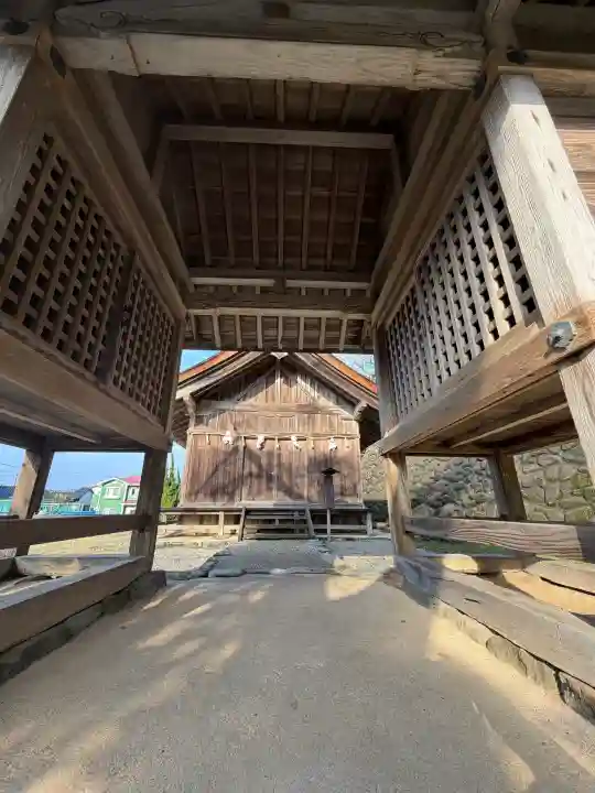 上宮(出雲大社摂社)の{uncategorized: "未分類", other: "その他", undefined: "問題あり", building: "その他建物", grave: "お墓", sacred_gate: "鳥居", guardian: "狛犬", statue: "像", buddha: "仏像", history: "歴史", nature: "自然", garden: "庭園", animal: "動物", pagoda: "塔", temizu: "手水舎", mountain_gate: "山門・神門", sanctuary: "本殿・本堂", subordinate: "末社・摂社", art: "芸術", scenery: "景色", jizo: "地蔵", ema: "絵馬", goshuin: "御朱印", omikuji: "おみくじ", items: "授与品その他", amulet: "お守り", goshuincho: "御朱印帳", eats: "食事", festival: "お祭り", votive_dance: "神楽", shichigosan: "七五三参", wedding: "結婚式", experience: "体験その他", initially: "初詣", around: "周辺", anti_infection: "感染症対策"}