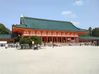 平安神宮の{uncategorized: "未分類", other: "その他", undefined: "問題あり", building: "その他建物", grave: "お墓", sacred_gate: "鳥居", guardian: "狛犬", statue: "像", buddha: "仏像", history: "歴史", nature: "自然", garden: "庭園", animal: "動物", pagoda: "塔", temizu: "手水舎", mountain_gate: "山門・神門", sanctuary: "本殿・本堂", subordinate: "末社・摂社", art: "芸術", scenery: "景色", jizo: "地蔵", ema: "絵馬", goshuin: "御朱印", omikuji: "おみくじ", items: "授与品その他", amulet: "お守り", goshuincho: "御朱印帳", eats: "食事", festival: "お祭り", votive_dance: "神楽", shichigosan: "七五三参", wedding: "結婚式", experience: "体験その他", initially: "初詣", around: "周辺", anti_infection: "感染症対策"}