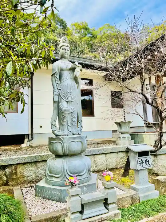 瑞光寺の{uncategorized: "未分類", other: "その他", undefined: "問題あり", building: "その他建物", grave: "お墓", sacred_gate: "鳥居", guardian: "狛犬", statue: "像", buddha: "仏像", history: "歴史", nature: "自然", garden: "庭園", animal: "動物", pagoda: "塔", temizu: "手水舎", mountain_gate: "山門・神門", sanctuary: "本殿・本堂", subordinate: "末社・摂社", art: "芸術", scenery: "景色", jizo: "地蔵", ema: "絵馬", goshuin: "御朱印", omikuji: "おみくじ", items: "授与品その他", amulet: "お守り", goshuincho: "御朱印帳", eats: "食事", festival: "お祭り", votive_dance: "神楽", shichigosan: "七五三参", wedding: "結婚式", experience: "体験その他", initially: "初詣", around: "周辺", anti_infection: "感染症対策"}