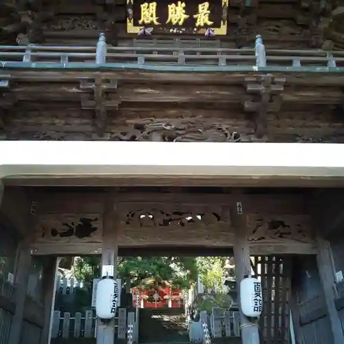 布施弁天 東海寺の山門・神門