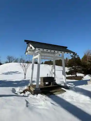 豊幌神社の{uncategorized: "未分類", other: "その他", undefined: "問題あり", building: "その他建物", grave: "お墓", sacred_gate: "鳥居", guardian: "狛犬", statue: "像", buddha: "仏像", history: "歴史", nature: "自然", garden: "庭園", animal: "動物", pagoda: "塔", temizu: "手水舎", mountain_gate: "山門・神門", sanctuary: "本殿・本堂", subordinate: "末社・摂社", art: "芸術", scenery: "景色", jizo: "地蔵", ema: "絵馬", goshuin: "御朱印", omikuji: "おみくじ", items: "授与品その他", amulet: "お守り", goshuincho: "御朱印帳", eats: "食事", festival: "お祭り", votive_dance: "神楽", shichigosan: "七五三参", wedding: "結婚式", experience: "体験その他", initially: "初詣", around: "周辺", anti_infection: "感染症対策"}