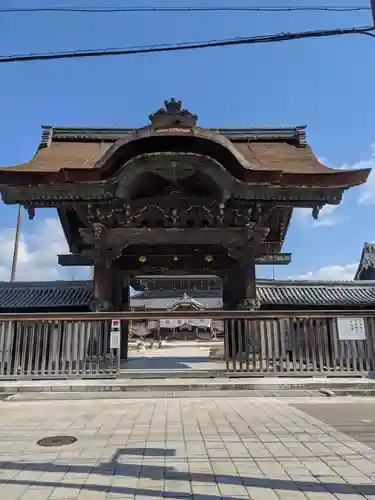 本山専修寺の山門・神門