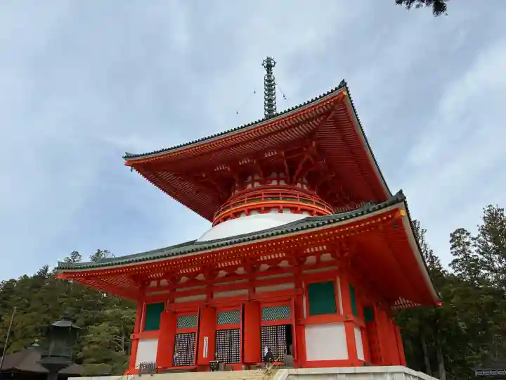 根本大塔 高野山金剛峯寺の{uncategorized: "未分類", other: "その他", undefined: "問題あり", building: "その他建物", grave: "お墓", sacred_gate: "鳥居", guardian: "狛犬", statue: "像", buddha: "仏像", history: "歴史", nature: "自然", garden: "庭園", animal: "動物", pagoda: "塔", temizu: "手水舎", mountain_gate: "山門・神門", sanctuary: "本殿・本堂", subordinate: "末社・摂社", art: "芸術", scenery: "景色", jizo: "地蔵", ema: "絵馬", goshuin: "御朱印", omikuji: "おみくじ", items: "授与品その他", amulet: "お守り", goshuincho: "御朱印帳", eats: "食事", festival: "お祭り", votive_dance: "神楽", shichigosan: "七五三参", wedding: "結婚式", experience: "体験その他", initially: "初詣", around: "周辺", anti_infection: "感染症対策"}