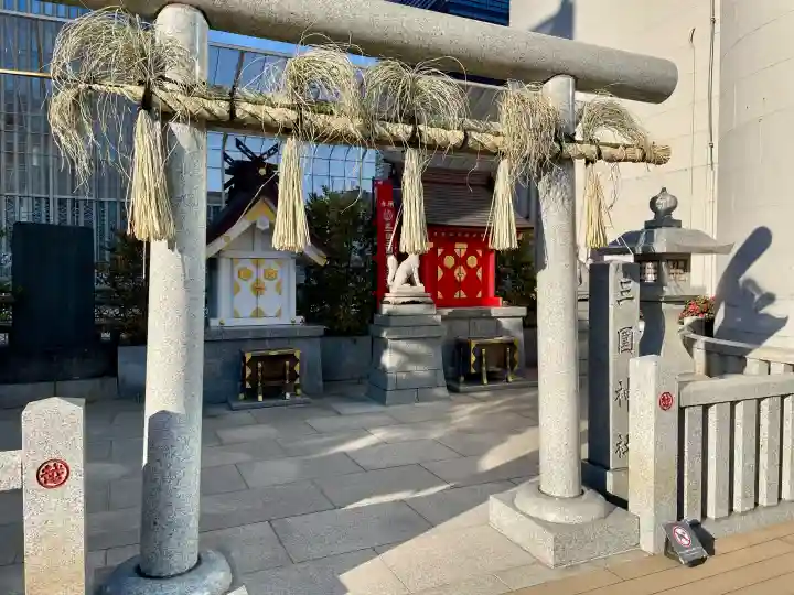 三囲神社(三圍神社)日本橋摂社の{uncategorized: "未分類", other: "その他", undefined: "問題あり", building: "その他建物", grave: "お墓", sacred_gate: "鳥居", guardian: "狛犬", statue: "像", buddha: "仏像", history: "歴史", nature: "自然", garden: "庭園", animal: "動物", pagoda: "塔", temizu: "手水舎", mountain_gate: "山門・神門", sanctuary: "本殿・本堂", subordinate: "末社・摂社", art: "芸術", scenery: "景色", jizo: "地蔵", ema: "絵馬", goshuin: "御朱印", omikuji: "おみくじ", items: "授与品その他", amulet: "お守り", goshuincho: "御朱印帳", eats: "食事", festival: "お祭り", votive_dance: "神楽", shichigosan: "七五三参", wedding: "結婚式", experience: "体験その他", initially: "初詣", around: "周辺", anti_infection: "感染症対策"}