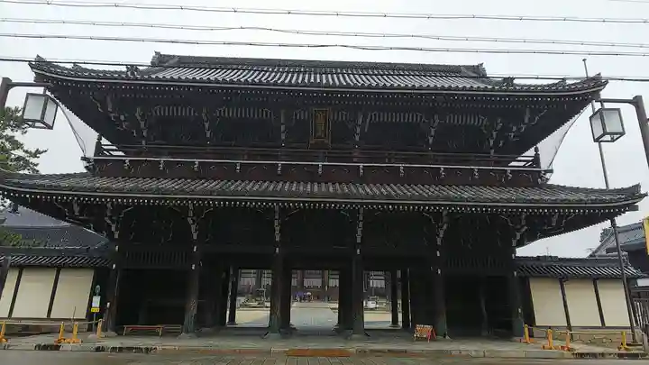 本山専修寺の山門・神門
