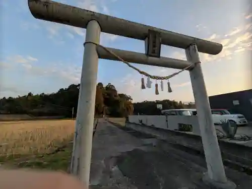 白髭神社の{uncategorized: "未分類", other: "その他", undefined: "問題あり", building: "その他建物", grave: "お墓", sacred_gate: "鳥居", guardian: "狛犬", statue: "像", buddha: "仏像", history: "歴史", nature: "自然", garden: "庭園", animal: "動物", pagoda: "塔", temizu: "手水舎", mountain_gate: "山門・神門", sanctuary: "本殿・本堂", subordinate: "末社・摂社", art: "芸術", scenery: "景色", jizo: "地蔵", ema: "絵馬", goshuin: "御朱印", omikuji: "おみくじ", items: "授与品その他", amulet: "お守り", goshuincho: "御朱印帳", eats: "食事", festival: "お祭り", votive_dance: "神楽", shichigosan: "七五三参", wedding: "結婚式", experience: "体験その他", initially: "初詣", around: "周辺", anti_infection: "感染症対策"}