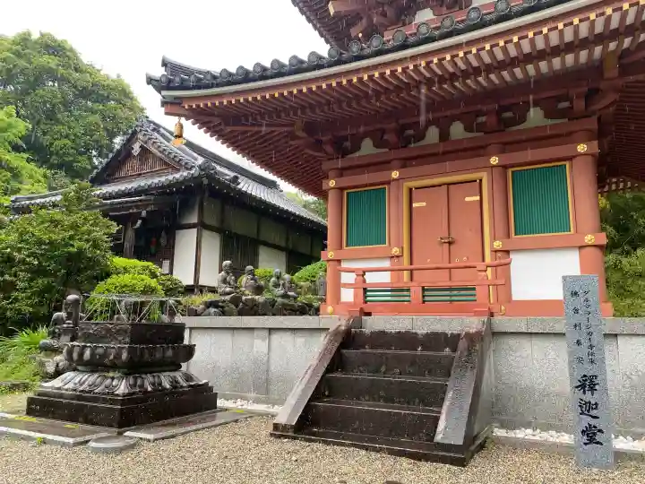 平等寺(三輪山平等寺)の{uncategorized: "未分類", other: "その他", undefined: "問題あり", building: "その他建物", grave: "お墓", sacred_gate: "鳥居", guardian: "狛犬", statue: "像", buddha: "仏像", history: "歴史", nature: "自然", garden: "庭園", animal: "動物", pagoda: "塔", temizu: "手水舎", mountain_gate: "山門・神門", sanctuary: "本殿・本堂", subordinate: "末社・摂社", art: "芸術", scenery: "景色", jizo: "地蔵", ema: "絵馬", goshuin: "御朱印", omikuji: "おみくじ", items: "授与品その他", amulet: "お守り", goshuincho: "御朱印帳", eats: "食事", festival: "お祭り", votive_dance: "神楽", shichigosan: "七五三参", wedding: "結婚式", experience: "体験その他", initially: "初詣", around: "周辺", anti_infection: "感染症対策"}