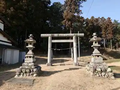 熊野神社の{uncategorized: "未分類", other: "その他", undefined: "問題あり", building: "その他建物", grave: "お墓", sacred_gate: "鳥居", guardian: "狛犬", statue: "像", buddha: "仏像", history: "歴史", nature: "自然", garden: "庭園", animal: "動物", pagoda: "塔", temizu: "手水舎", mountain_gate: "山門・神門", sanctuary: "本殿・本堂", subordinate: "末社・摂社", art: "芸術", scenery: "景色", jizo: "地蔵", ema: "絵馬", goshuin: "御朱印", omikuji: "おみくじ", items: "授与品その他", amulet: "お守り", goshuincho: "御朱印帳", eats: "食事", festival: "お祭り", votive_dance: "神楽", shichigosan: "七五三参", wedding: "結婚式", experience: "体験その他", initially: "初詣", around: "周辺", anti_infection: "感染症対策"}