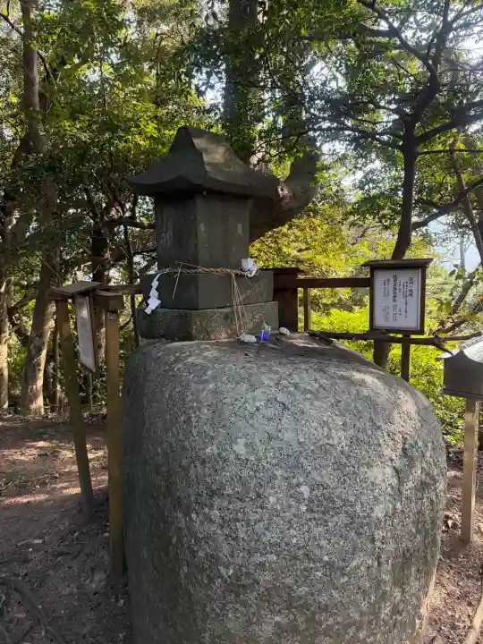 伊都国 宮地嶽神社の{uncategorized: "未分類", other: "その他", undefined: "問題あり", building: "その他建物", grave: "お墓", sacred_gate: "鳥居", guardian: "狛犬", statue: "像", buddha: "仏像", history: "歴史", nature: "自然", garden: "庭園", animal: "動物", pagoda: "塔", temizu: "手水舎", mountain_gate: "山門・神門", sanctuary: "本殿・本堂", subordinate: "末社・摂社", art: "芸術", scenery: "景色", jizo: "地蔵", ema: "絵馬", goshuin: "御朱印", omikuji: "おみくじ", items: "授与品その他", amulet: "お守り", goshuincho: "御朱印帳", eats: "食事", festival: "お祭り", votive_dance: "神楽", shichigosan: "七五三参", wedding: "結婚式", experience: "体験その他", initially: "初詣", around: "周辺", anti_infection: "感染症対策"}
