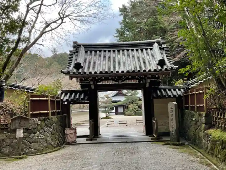 円照寺の山門・神門