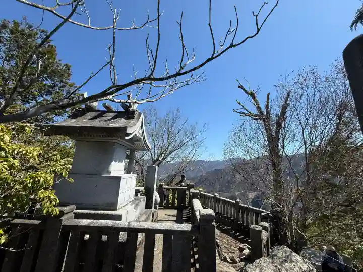 三峯神社奥宮の{uncategorized: "未分類", other: "その他", undefined: "問題あり", building: "その他建物", grave: "お墓", sacred_gate: "鳥居", guardian: "狛犬", statue: "像", buddha: "仏像", history: "歴史", nature: "自然", garden: "庭園", animal: "動物", pagoda: "塔", temizu: "手水舎", mountain_gate: "山門・神門", sanctuary: "本殿・本堂", subordinate: "末社・摂社", art: "芸術", scenery: "景色", jizo: "地蔵", ema: "絵馬", goshuin: "御朱印", omikuji: "おみくじ", items: "授与品その他", amulet: "お守り", goshuincho: "御朱印帳", eats: "食事", festival: "お祭り", votive_dance: "神楽", shichigosan: "七五三参", wedding: "結婚式", experience: "体験その他", initially: "初詣", around: "周辺", anti_infection: "感染症対策"}