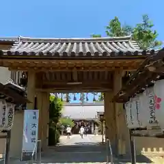 片埜神社の山門