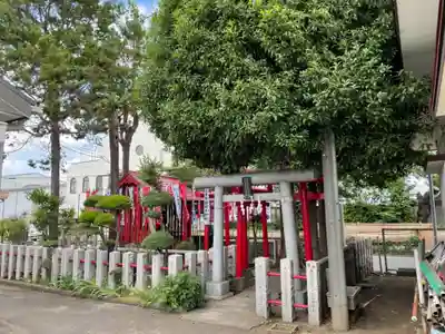 三本杉稲荷大明神の鳥居