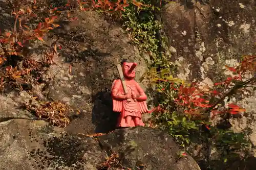 三輪神社の像