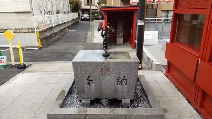 成田山横浜別院延命院の手水舎