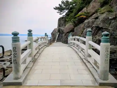 海津見神社（桂浜龍王宮）の{uncategorized: "未分類", other: "その他", undefined: "問題あり", building: "その他建物", grave: "お墓", sacred_gate: "鳥居", guardian: "狛犬", statue: "像", buddha: "仏像", history: "歴史", nature: "自然", garden: "庭園", animal: "動物", pagoda: "塔", temizu: "手水舎", mountain_gate: "山門・神門", sanctuary: "本殿・本堂", subordinate: "末社・摂社", art: "芸術", scenery: "景色", jizo: "地蔵", ema: "絵馬", goshuin: "御朱印", omikuji: "おみくじ", items: "授与品その他", amulet: "お守り", goshuincho: "御朱印帳", eats: "食事", festival: "お祭り", votive_dance: "神楽", shichigosan: "七五三参", wedding: "結婚式", experience: "体験その他", initially: "初詣", around: "周辺", anti_infection: "感染症対策"}