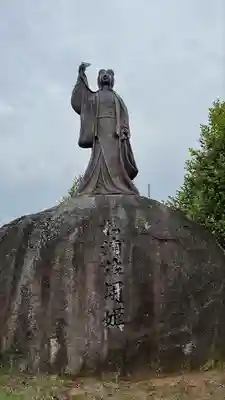鏡山稲荷神社の像