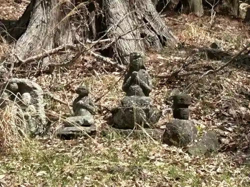 新海三社神社の{uncategorized: "未分類", other: "その他", undefined: "問題あり", building: "その他建物", grave: "お墓", sacred_gate: "鳥居", guardian: "狛犬", statue: "像", buddha: "仏像", history: "歴史", nature: "自然", garden: "庭園", animal: "動物", pagoda: "塔", temizu: "手水舎", mountain_gate: "山門・神門", sanctuary: "本殿・本堂", subordinate: "末社・摂社", art: "芸術", scenery: "景色", jizo: "地蔵", ema: "絵馬", goshuin: "御朱印", omikuji: "おみくじ", items: "授与品その他", amulet: "お守り", goshuincho: "御朱印帳", eats: "食事", festival: "お祭り", votive_dance: "神楽", shichigosan: "七五三参", wedding: "結婚式", experience: "体験その他", initially: "初詣", around: "周辺", anti_infection: "感染症対策"}