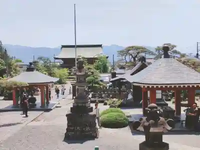 甲斐善光寺の{uncategorized: "未分類", other: "その他", undefined: "問題あり", building: "その他建物", grave: "お墓", sacred_gate: "鳥居", guardian: "狛犬", statue: "像", buddha: "仏像", history: "歴史", nature: "自然", garden: "庭園", animal: "動物", pagoda: "塔", temizu: "手水舎", mountain_gate: "山門・神門", sanctuary: "本殿・本堂", subordinate: "末社・摂社", art: "芸術", scenery: "景色", jizo: "地蔵", ema: "絵馬", goshuin: "御朱印", omikuji: "おみくじ", items: "授与品その他", amulet: "お守り", goshuincho: "御朱印帳", eats: "食事", festival: "お祭り", votive_dance: "神楽", shichigosan: "七五三参", wedding: "結婚式", experience: "体験その他", initially: "初詣", around: "周辺", anti_infection: "感染症対策"}