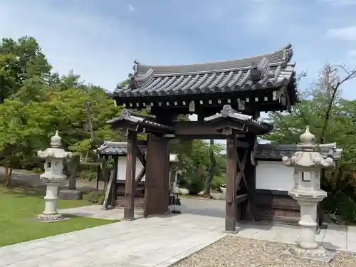 大光普照寺の山門