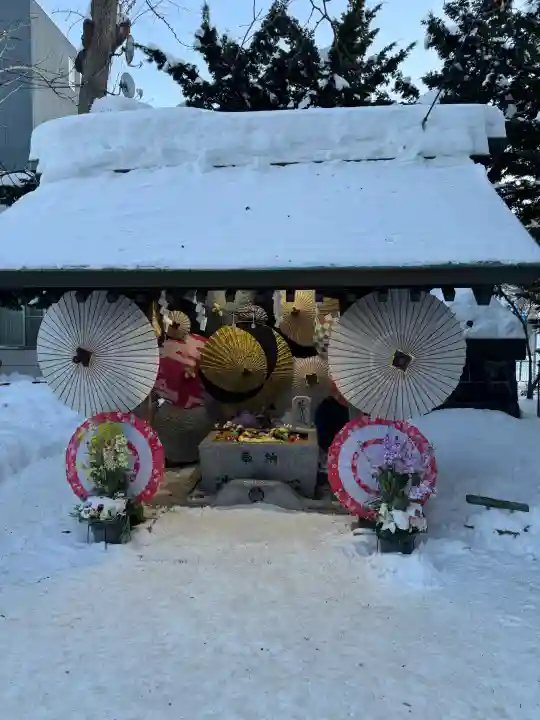 札幌諏訪神社の{uncategorized: "未分類", other: "その他", undefined: "問題あり", building: "その他建物", grave: "お墓", sacred_gate: "鳥居", guardian: "狛犬", statue: "像", buddha: "仏像", history: "歴史", nature: "自然", garden: "庭園", animal: "動物", pagoda: "塔", temizu: "手水舎", mountain_gate: "山門・神門", sanctuary: "本殿・本堂", subordinate: "末社・摂社", art: "芸術", scenery: "景色", jizo: "地蔵", ema: "絵馬", goshuin: "御朱印", omikuji: "おみくじ", items: "授与品その他", amulet: "お守り", goshuincho: "御朱印帳", eats: "食事", festival: "お祭り", votive_dance: "神楽", shichigosan: "七五三参", wedding: "結婚式", experience: "体験その他", initially: "初詣", around: "周辺", anti_infection: "感染症対策"}