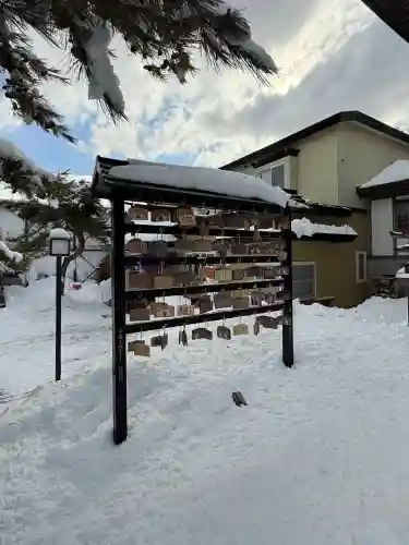 鹿部稲荷神社の{uncategorized: "未分類", other: "その他", undefined: "問題あり", building: "その他建物", grave: "お墓", sacred_gate: "鳥居", guardian: "狛犬", statue: "像", buddha: "仏像", history: "歴史", nature: "自然", garden: "庭園", animal: "動物", pagoda: "塔", temizu: "手水舎", mountain_gate: "山門・神門", sanctuary: "本殿・本堂", subordinate: "末社・摂社", art: "芸術", scenery: "景色", jizo: "地蔵", ema: "絵馬", goshuin: "御朱印", omikuji: "おみくじ", items: "授与品その他", amulet: "お守り", goshuincho: "御朱印帳", eats: "食事", festival: "お祭り", votive_dance: "神楽", shichigosan: "七五三参", wedding: "結婚式", experience: "体験その他", initially: "初詣", around: "周辺", anti_infection: "感染症対策"}