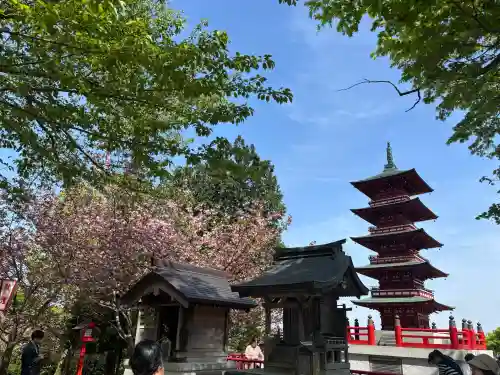 倶利迦羅不動寺山頂本堂の{uncategorized: "未分類", other: "その他", undefined: "問題あり", building: "その他建物", grave: "お墓", sacred_gate: "鳥居", guardian: "狛犬", statue: "像", buddha: "仏像", history: "歴史", nature: "自然", garden: "庭園", animal: "動物", pagoda: "塔", temizu: "手水舎", mountain_gate: "山門・神門", sanctuary: "本殿・本堂", subordinate: "末社・摂社", art: "芸術", scenery: "景色", jizo: "地蔵", ema: "絵馬", goshuin: "御朱印", omikuji: "おみくじ", items: "授与品その他", amulet: "お守り", goshuincho: "御朱印帳", eats: "食事", festival: "お祭り", votive_dance: "神楽", shichigosan: "七五三参", wedding: "結婚式", experience: "体験その他", initially: "初詣", around: "周辺", anti_infection: "感染症対策"}