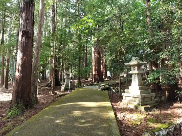 若狭彦神社(上社)の{uncategorized: "未分類", other: "その他", undefined: "問題あり", building: "その他建物", grave: "お墓", sacred_gate: "鳥居", guardian: "狛犬", statue: "像", buddha: "仏像", history: "歴史", nature: "自然", garden: "庭園", animal: "動物", pagoda: "塔", temizu: "手水舎", mountain_gate: "山門・神門", sanctuary: "本殿・本堂", subordinate: "末社・摂社", art: "芸術", scenery: "景色", jizo: "地蔵", ema: "絵馬", goshuin: "御朱印", omikuji: "おみくじ", items: "授与品その他", amulet: "お守り", goshuincho: "御朱印帳", eats: "食事", festival: "お祭り", votive_dance: "神楽", shichigosan: "七五三参", wedding: "結婚式", experience: "体験その他", initially: "初詣", around: "周辺", anti_infection: "感染症対策"}