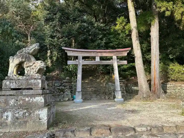 眞名井神社の{uncategorized: "未分類", other: "その他", undefined: "問題あり", building: "その他建物", grave: "お墓", sacred_gate: "鳥居", guardian: "狛犬", statue: "像", buddha: "仏像", history: "歴史", nature: "自然", garden: "庭園", animal: "動物", pagoda: "塔", temizu: "手水舎", mountain_gate: "山門・神門", sanctuary: "本殿・本堂", subordinate: "末社・摂社", art: "芸術", scenery: "景色", jizo: "地蔵", ema: "絵馬", goshuin: "御朱印", omikuji: "おみくじ", items: "授与品その他", amulet: "お守り", goshuincho: "御朱印帳", eats: "食事", festival: "お祭り", votive_dance: "神楽", shichigosan: "七五三参", wedding: "結婚式", experience: "体験その他", initially: "初詣", around: "周辺", anti_infection: "感染症対策"}