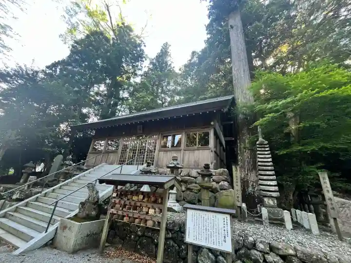 國津神社の{uncategorized: "未分類", other: "その他", undefined: "問題あり", building: "その他建物", grave: "お墓", sacred_gate: "鳥居", guardian: "狛犬", statue: "像", buddha: "仏像", history: "歴史", nature: "自然", garden: "庭園", animal: "動物", pagoda: "塔", temizu: "手水舎", mountain_gate: "山門・神門", sanctuary: "本殿・本堂", subordinate: "末社・摂社", art: "芸術", scenery: "景色", jizo: "地蔵", ema: "絵馬", goshuin: "御朱印", omikuji: "おみくじ", items: "授与品その他", amulet: "お守り", goshuincho: "御朱印帳", eats: "食事", festival: "お祭り", votive_dance: "神楽", shichigosan: "七五三参", wedding: "結婚式", experience: "体験その他", initially: "初詣", around: "周辺", anti_infection: "感染症対策"}
