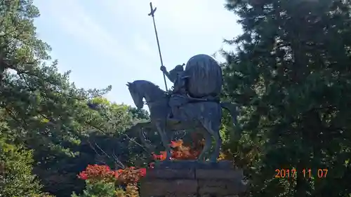 尾山神社の像