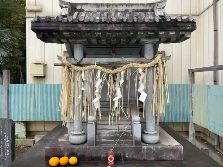 三峯神社の{uncategorized: "未分類", other: "その他", undefined: "問題あり", building: "その他建物", grave: "お墓", sacred_gate: "鳥居", guardian: "狛犬", statue: "像", buddha: "仏像", history: "歴史", nature: "自然", garden: "庭園", animal: "動物", pagoda: "塔", temizu: "手水舎", mountain_gate: "山門・神門", sanctuary: "本殿・本堂", subordinate: "末社・摂社", art: "芸術", scenery: "景色", jizo: "地蔵", ema: "絵馬", goshuin: "御朱印", omikuji: "おみくじ", items: "授与品その他", amulet: "お守り", goshuincho: "御朱印帳", eats: "食事", festival: "お祭り", votive_dance: "神楽", shichigosan: "七五三参", wedding: "結婚式", experience: "体験その他", initially: "初詣", around: "周辺", anti_infection: "感染症対策"}