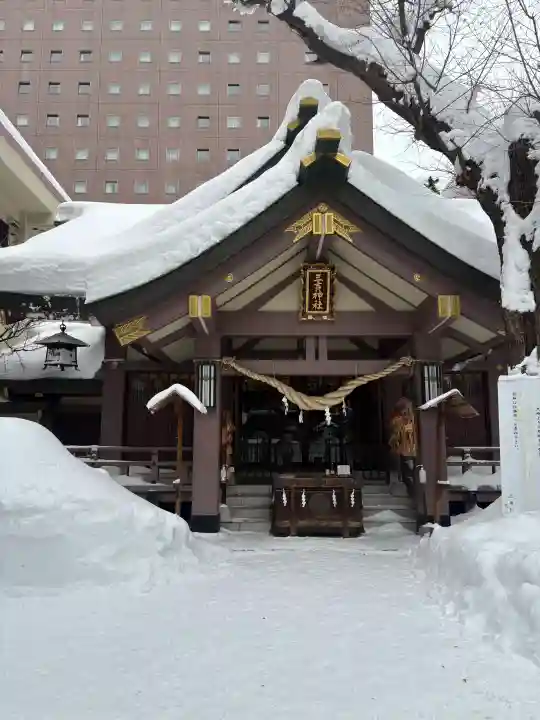 三吉神社の{uncategorized: "未分類", other: "その他", undefined: "問題あり", building: "その他建物", grave: "お墓", sacred_gate: "鳥居", guardian: "狛犬", statue: "像", buddha: "仏像", history: "歴史", nature: "自然", garden: "庭園", animal: "動物", pagoda: "塔", temizu: "手水舎", mountain_gate: "山門・神門", sanctuary: "本殿・本堂", subordinate: "末社・摂社", art: "芸術", scenery: "景色", jizo: "地蔵", ema: "絵馬", goshuin: "御朱印", omikuji: "おみくじ", items: "授与品その他", amulet: "お守り", goshuincho: "御朱印帳", eats: "食事", festival: "お祭り", votive_dance: "神楽", shichigosan: "七五三参", wedding: "結婚式", experience: "体験その他", initially: "初詣", around: "周辺", anti_infection: "感染症対策"}