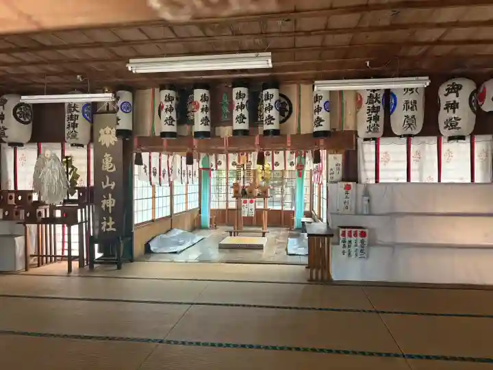 亀山神社の{uncategorized: "未分類", other: "その他", undefined: "問題あり", building: "その他建物", grave: "お墓", sacred_gate: "鳥居", guardian: "狛犬", statue: "像", buddha: "仏像", history: "歴史", nature: "自然", garden: "庭園", animal: "動物", pagoda: "塔", temizu: "手水舎", mountain_gate: "山門・神門", sanctuary: "本殿・本堂", subordinate: "末社・摂社", art: "芸術", scenery: "景色", jizo: "地蔵", ema: "絵馬", goshuin: "御朱印", omikuji: "おみくじ", items: "授与品その他", amulet: "お守り", goshuincho: "御朱印帳", eats: "食事", festival: "お祭り", votive_dance: "神楽", shichigosan: "七五三参", wedding: "結婚式", experience: "体験その他", initially: "初詣", around: "周辺", anti_infection: "感染症対策"}
