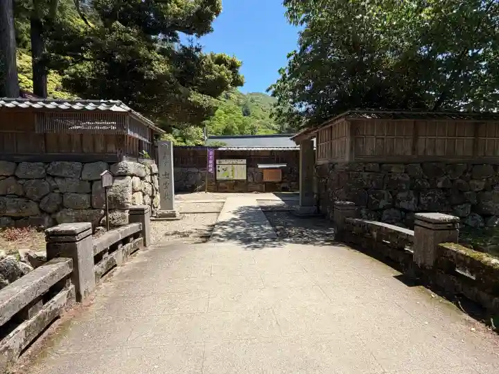 出雲大社北島国造館 出雲教の{uncategorized: "未分類", other: "その他", undefined: "問題あり", building: "その他建物", grave: "お墓", sacred_gate: "鳥居", guardian: "狛犬", statue: "像", buddha: "仏像", history: "歴史", nature: "自然", garden: "庭園", animal: "動物", pagoda: "塔", temizu: "手水舎", mountain_gate: "山門・神門", sanctuary: "本殿・本堂", subordinate: "末社・摂社", art: "芸術", scenery: "景色", jizo: "地蔵", ema: "絵馬", goshuin: "御朱印", omikuji: "おみくじ", items: "授与品その他", amulet: "お守り", goshuincho: "御朱印帳", eats: "食事", festival: "お祭り", votive_dance: "神楽", shichigosan: "七五三参", wedding: "結婚式", experience: "体験その他", initially: "初詣", around: "周辺", anti_infection: "感染症対策"}
