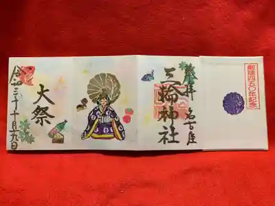 文字は、全て黒金で墨入れの手書きで背景はカラフルなパステルにラメが入ります。