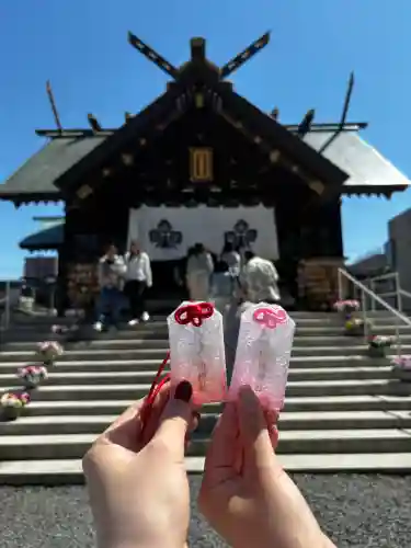 札幌諏訪神社の{uncategorized: "未分類", other: "その他", undefined: "問題あり", building: "その他建物", grave: "お墓", sacred_gate: "鳥居", guardian: "狛犬", statue: "像", buddha: "仏像", history: "歴史", nature: "自然", garden: "庭園", animal: "動物", pagoda: "塔", temizu: "手水舎", mountain_gate: "山門・神門", sanctuary: "本殿・本堂", subordinate: "末社・摂社", art: "芸術", scenery: "景色", jizo: "地蔵", ema: "絵馬", goshuin: "御朱印", omikuji: "おみくじ", items: "授与品その他", amulet: "お守り", goshuincho: "御朱印帳", eats: "食事", festival: "お祭り", votive_dance: "神楽", shichigosan: "七五三参", wedding: "結婚式", experience: "体験その他", initially: "初詣", around: "周辺", anti_infection: "感染症対策"}